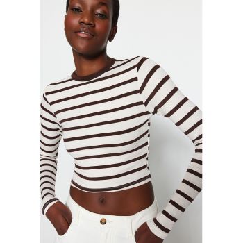 Bluza crop cu model in dungi la reducere