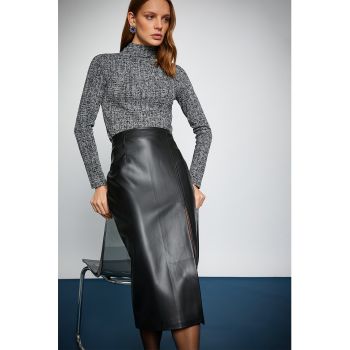 Bluza slim fit cu guler inalt si detalii stralucitoare