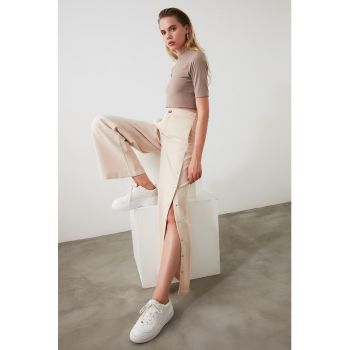 Pantaloni cu croiala ampla si capse laterale