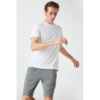 Tricou cu decolteu la baza gatului