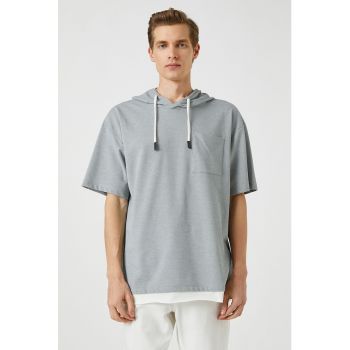 Tricou cu gluga si buzunar pe piept