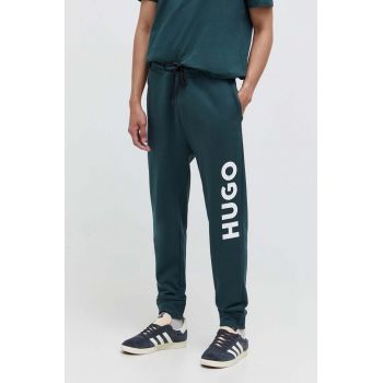 HUGO pantaloni de trening din bumbac culoarea verde, cu imprimeu
