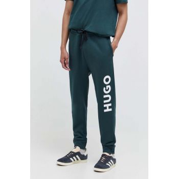 HUGO pantaloni de trening din bumbac culoarea verde, cu imprimeu 50473211 de firma originali