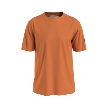 Tricou cu decolteu la baza gatului