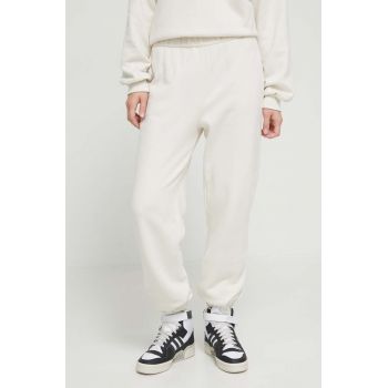 Hollister Co. pantaloni de trening culoarea bej, neted de firma original