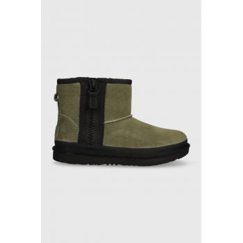 UGG cizme de zapada din piele intoarsa KIDS CLASSIC MINI ZIPPER TAPE L culoarea verde