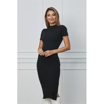 Rochie Madalina neagra din tricot reiat cu crepeuri la baza