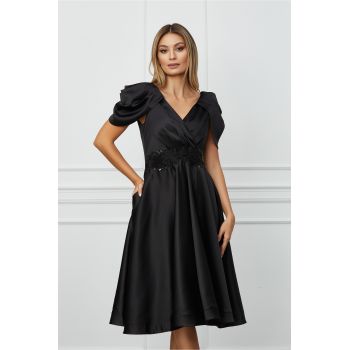 Rochie neagra cu umeri bufanti si broderie in talie ieftina la reducere
