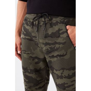 Pantaloni jogger slim fit cu model camuflaj
