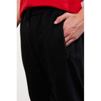 Pantaloni sport cu snur si buzunare cu fermoar