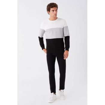 Pulover cu decolteu la baza gatului si model colorblock