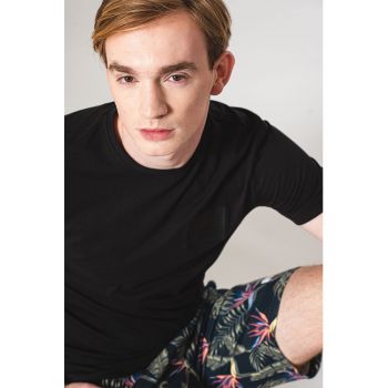 Tricou cu decolteu la baza gatului si aplicatie logo Archie