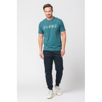 Tricou cu decolteu la baza gatului si logo in relief pentru fitness