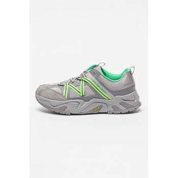 Pantofi sport cu aspect masiv si garnituri de piele intoarsa