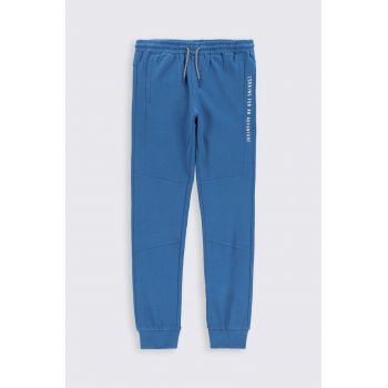 Coccodrillo pantaloni de trening pentru copii culoarea albastru marin, cu imprimeu