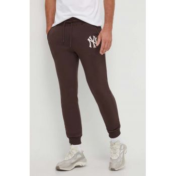 47brand pantaloni de trening MLB New York Yankees culoarea maro, cu imprimeu ieftini