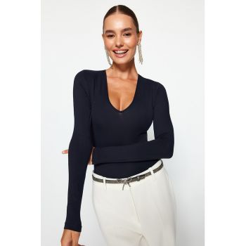Body tip bluza cu decolteu adanc in V