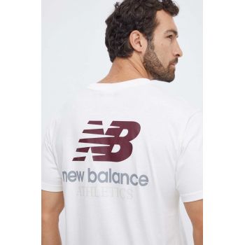 New Balance tricou din bumbac barbati, culoarea bej, cu imprimeu ieftin