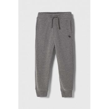 Abercrombie & Fitch pantaloni de trening pentru copii culoarea gri, melanj