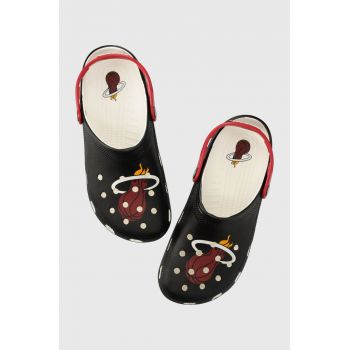 Crocs papuci NBA Miami Classic Clog culoarea negru 208650