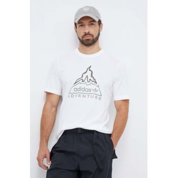 adidas Originals tricou din bumbac barbati, culoarea bej, cu imprimeu de firma original