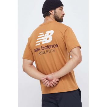 New Balance tricou din bumbac barbati, culoarea maro, cu imprimeu de firma original