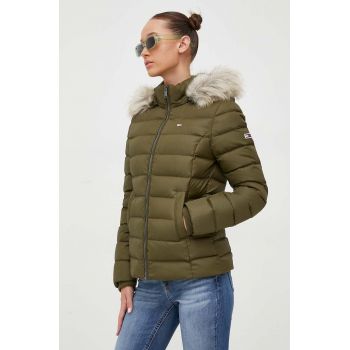 Tommy Jeans geacă de puf femei, culoarea verde, de iarna DW0DW08588