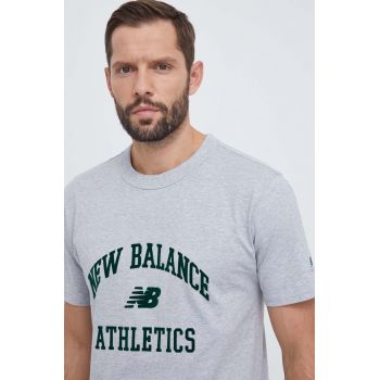 New Balance tricou din bumbac barbati, culoarea gri, cu imprimeu ieftin