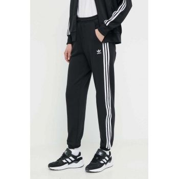 adidas Originals pantaloni de trening din bumbac culoarea negru, cu imprimeu IB7457 ieftin