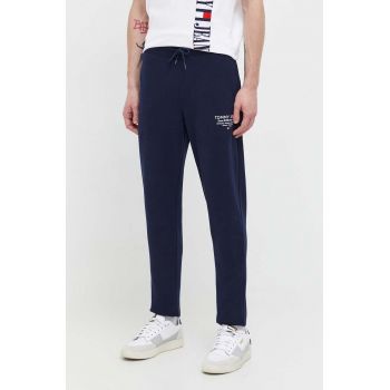 Tommy Jeans pantaloni de trening din bumbac culoarea bleumarin, cu imprimeu DM0DM18357 ieftini