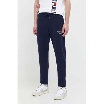 Tommy Jeans pantaloni de trening din bumbac culoarea albastru marin, cu imprimeu