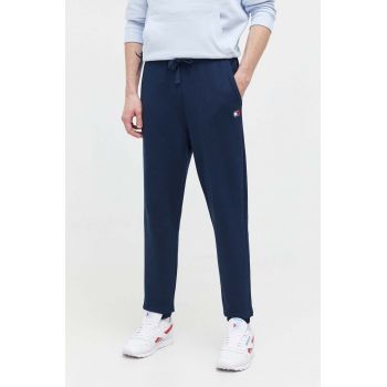 Tommy Jeans pantaloni de trening din bumbac culoarea bleumarin, uni DM0DM18355 ieftini