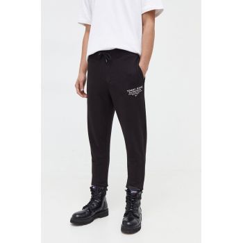 Tommy Jeans pantaloni de trening din bumbac culoarea negru, cu imprimeu