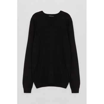 Pulover cu decolteu la baza gatului si model uni