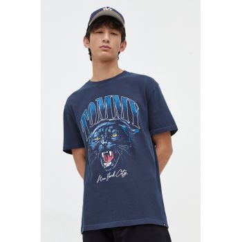 Tommy Jeans tricou din bumbac barbati, culoarea albastru marin, cu imprimeu