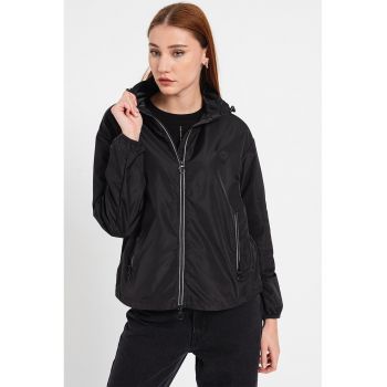 Jacheta windbreaker cu gluga