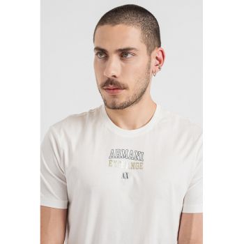 Tricou cu decolteu la baza gatului si imprimeu logo discret