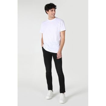 Tricou cu decolteu la baza gatului si logo discret