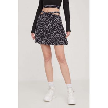 Tommy Jeans fustă culoarea negru, mini, evazați DW0DW17438