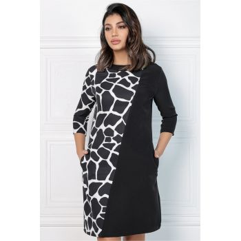 Rochie MBG neagra cu imprimeuri albe pe o parte la reducere