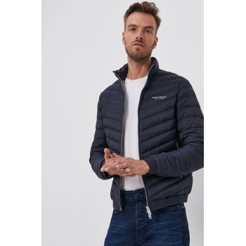 Armani Exchange geaca de puf barbati, culoarea albastru marin, de iarna ieftina