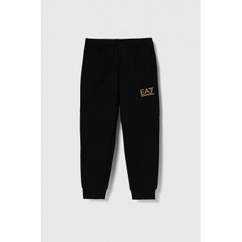 EA7 Emporio Armani pantaloni de trening din bumbac pentru copii culoarea negru, cu imprimeu