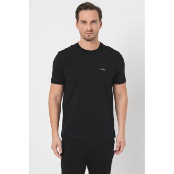Tricou cu logo discret si decolteu la baza gatului