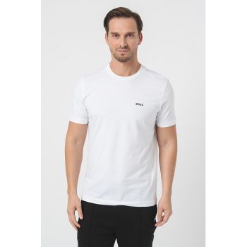 Tricou cu logo discret si decolteu la baza gatului