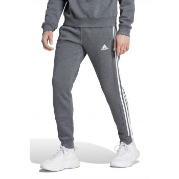 Pantaloni sport conici cu buzunare laterale la reducere