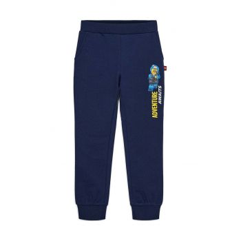 Lego pantaloni de trening din bumbac pentru copii culoarea albastru marin, cu imprimeu