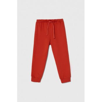 United Colors of Benetton pantaloni de trening din bumbac pentru copii culoarea rosu, cu imprimeu
