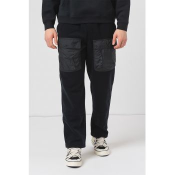 Pantaloni de trening cu buzunare cu clapa