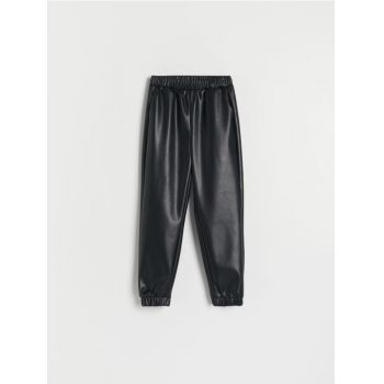 Reserved - Pantaloni cu efect de piele - negru