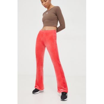 adidas Originals pantaloni de trening din velur culoarea roz, cu imprimeu IT7563 de firma original